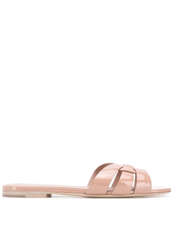 Flache Tribute-Sandalen